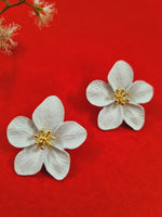 Load image into Gallery viewer, THE PERIWINLEKS - STATEMENT FLORAL STUD EARRING (WHITE)